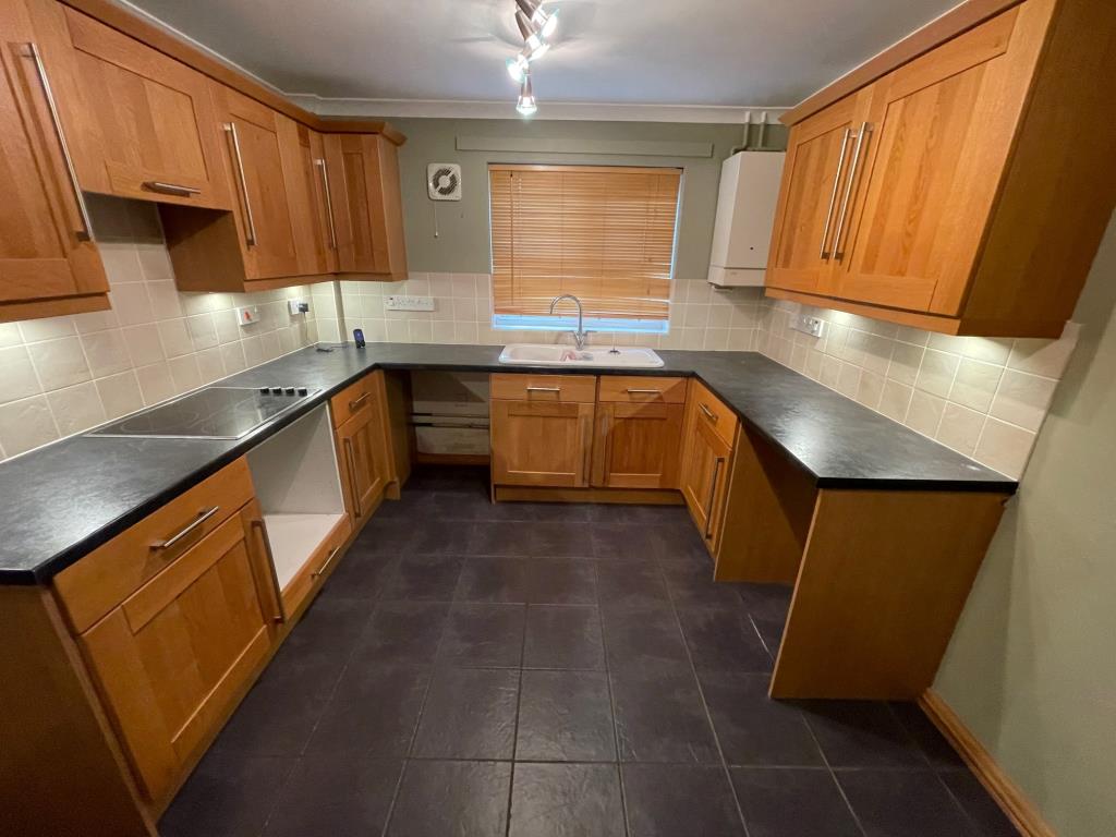 Lot: 58 - MODERN TWO-BEDROOM END-TERRACE HOUSE - kitchen